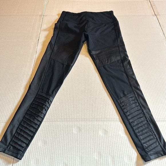 Victorias Secret Sport black leggings with detailed mesh and striping both sides - Picture 8 of 11